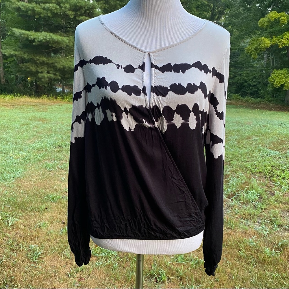 YOUNG FABULOUS & BROKE TOP GRAY BLACK TIE DYE KEYHOLE NECK LONG SLEEVE SIZE M